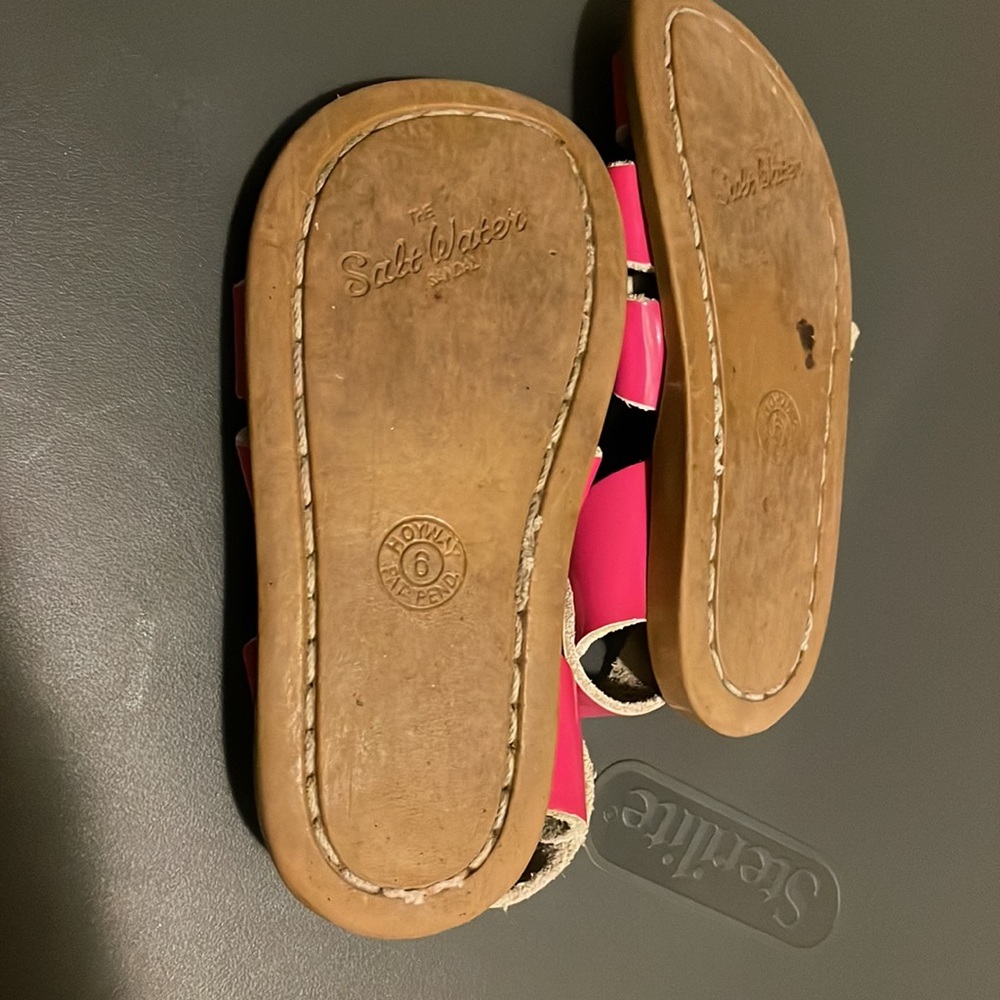 Saltwater size 6 hot pink sandal - Picture 2 of 3